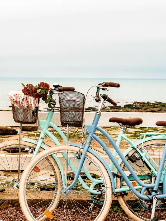 Vélos sur une plage de la Côte d'Opale